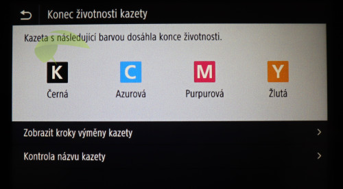 Hlásenie tlačiarne o dochádzajúcom toneri Canon 069 na displeji tlačiarne.