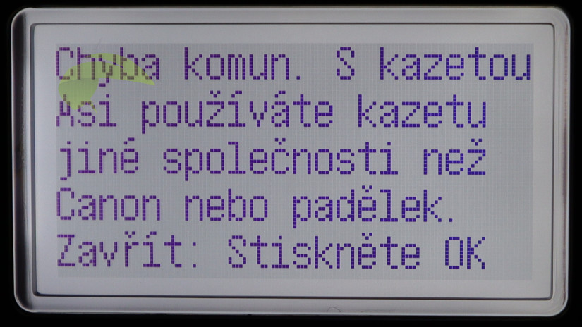 Hlásenie tlačiarne Canon po vložení kompatibilného tonera 071H bez čipu.